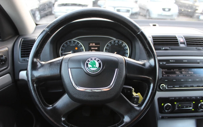 Skoda Octavia cena 28900 przebieg: 205186, rok produkcji 2011 z Kuźnia Raciborska małe 301